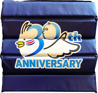 30周年記念ロゴ入り折り畳みクッション