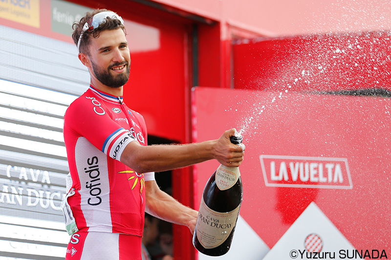 シャンパンファイトで勝利を祝うナセル・ブアニ