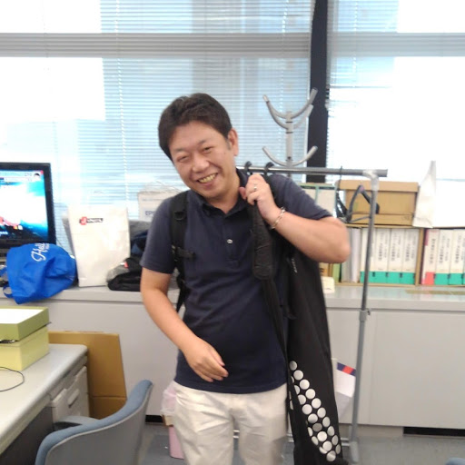 日本のみならず世界各地へ取材に行く堀口プロデューサー、カメラと三脚を携えてふらりと出国&帰国する。