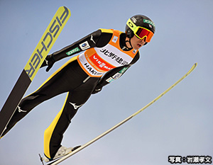 飛距離を伸ばしていく渡部暁斗(北野建設)