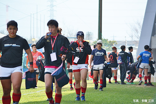 直前練習から引き上げてくる東軍選手