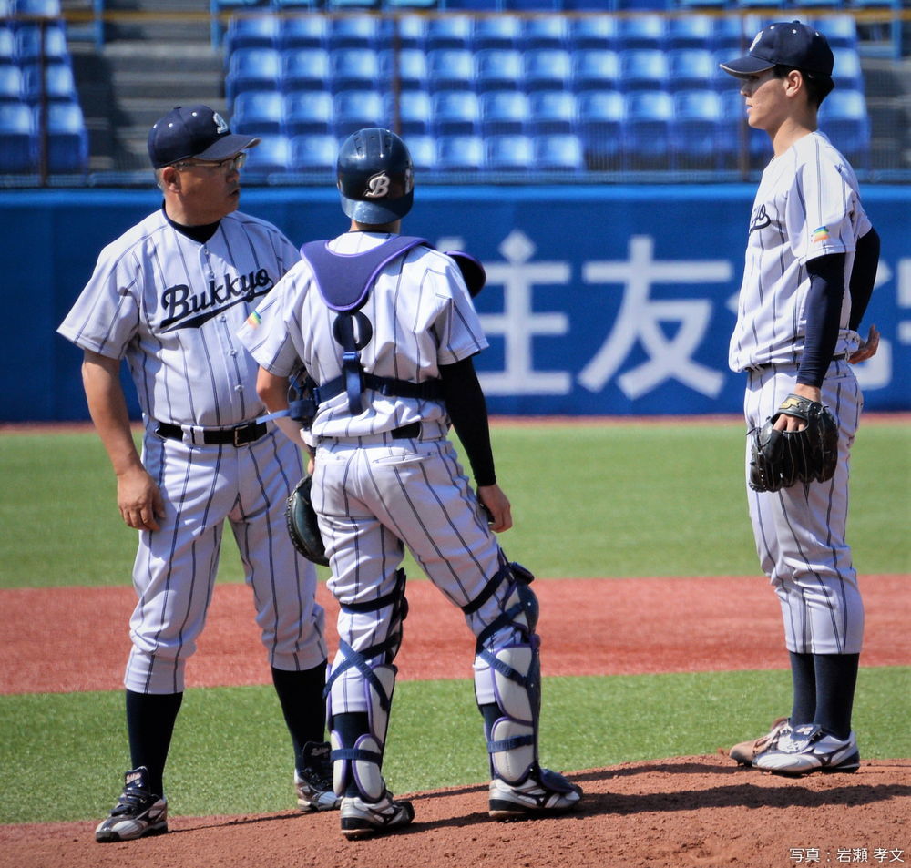 指示を与える田原監督（佛教大）